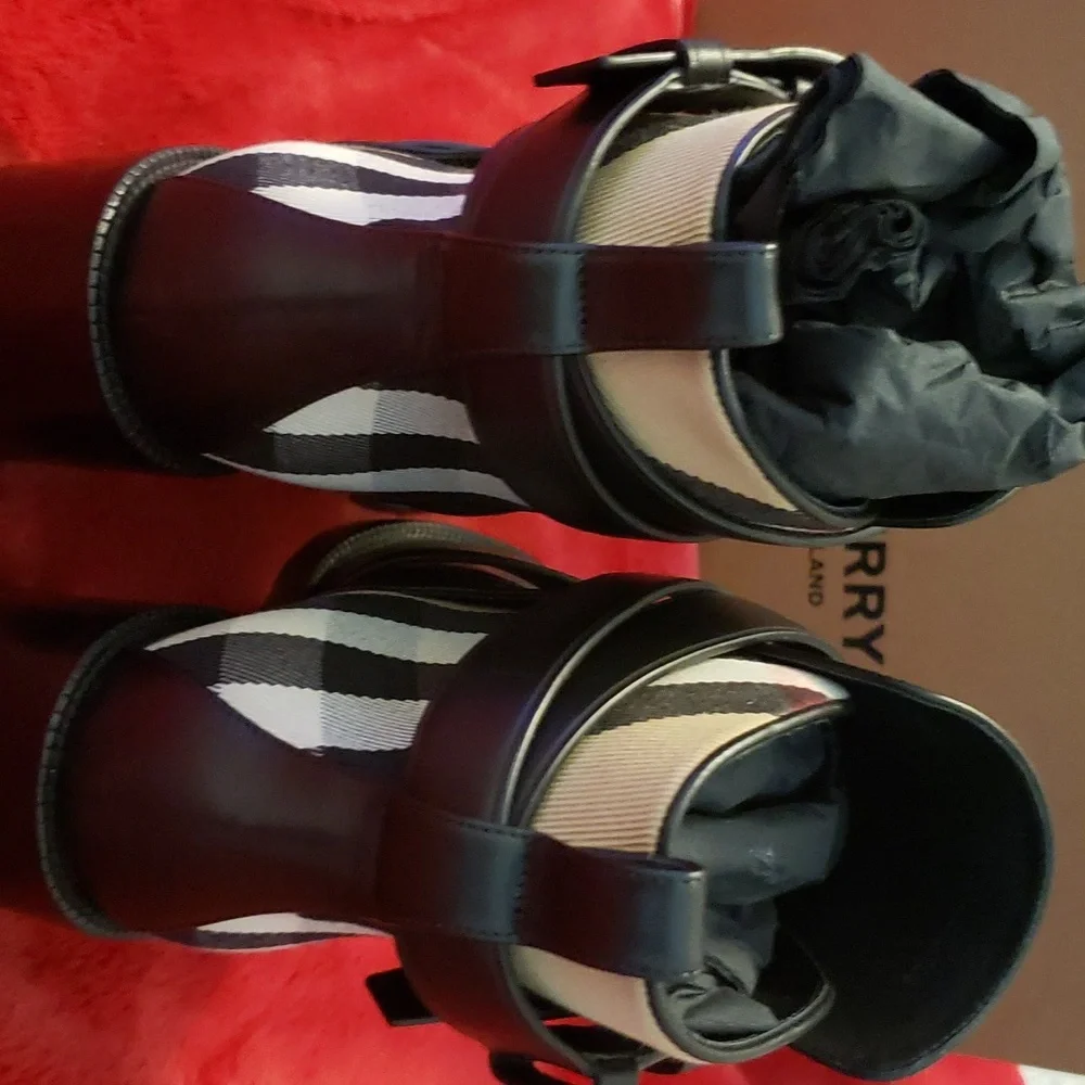 Burberry Booties - Picture 5 of 9